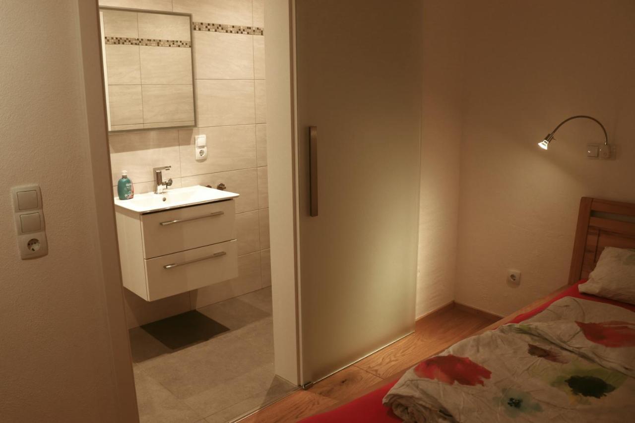 Stilvolle Wohnung Auf 50 M² Mit Parkplatz Und Wifi Kraiburg am Inn Bagian luar foto